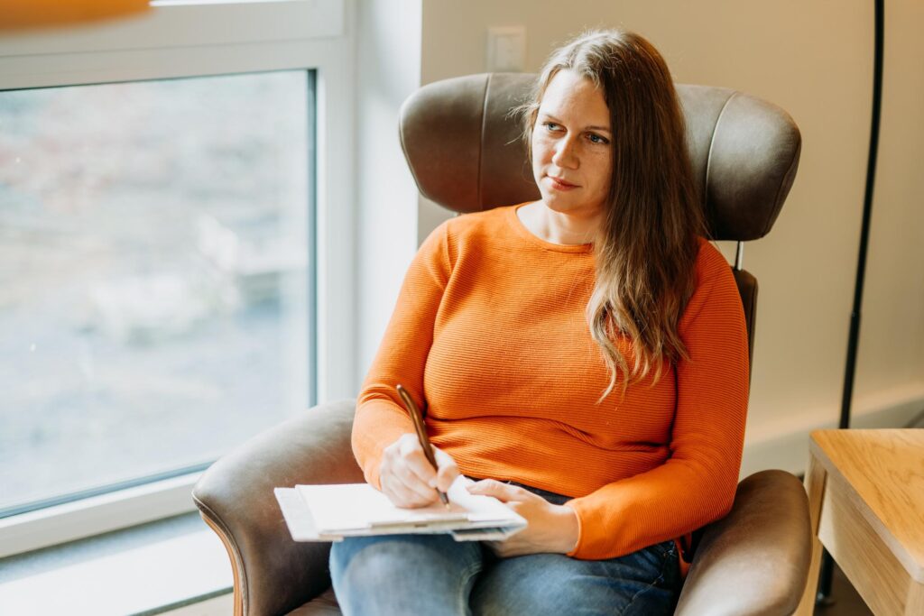 Dana Kaspar macht Notizen in einer Einzeltherapie-Sitzung