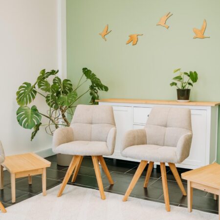 Gemütliche Stühle im Gruppentherapieraum