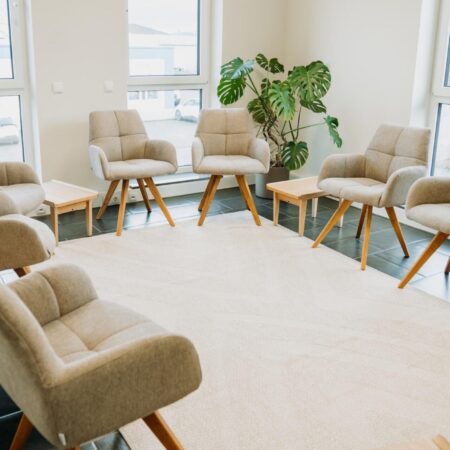Der helle, gemütlich eingerichtete Gruppentherapieraum.