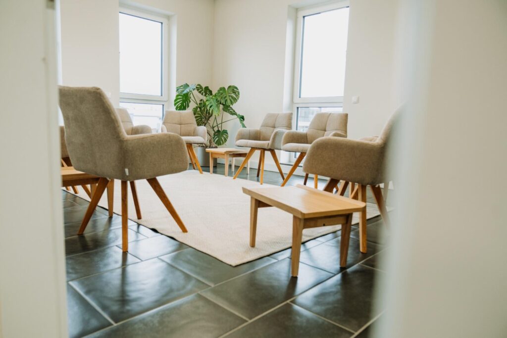 Blick in den hellen, gemütlich eingerichteten Gruppentherapieraum.