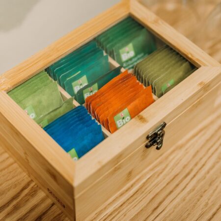 Teebox mit verschiedenen Sorten Bio-Tee