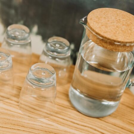 Wasser in einer Karaffe, daneben Wassergläser