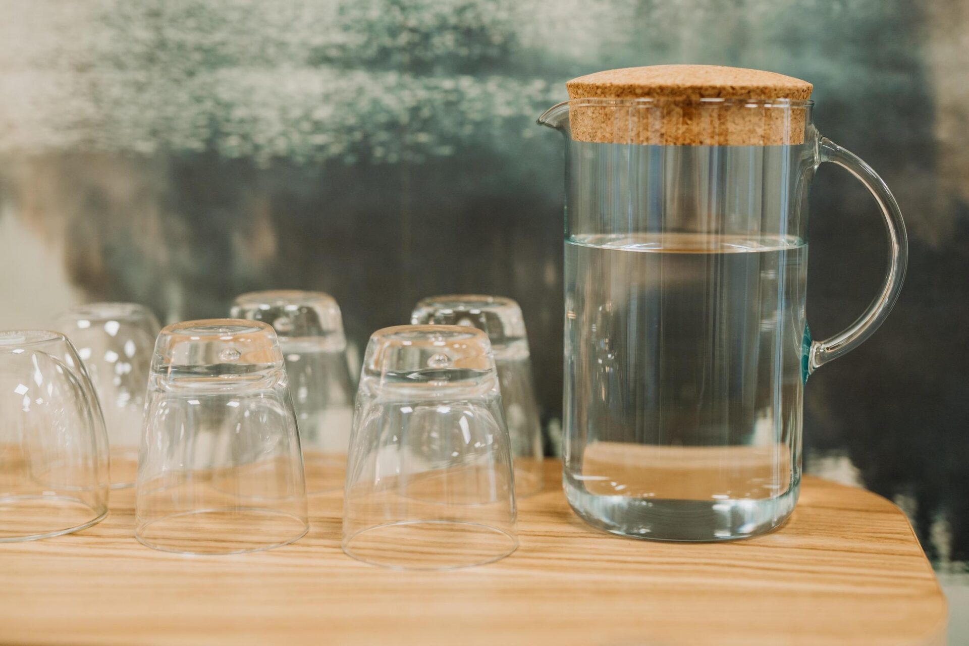 Wasser in einer Karaffe, daneben Wassergläser