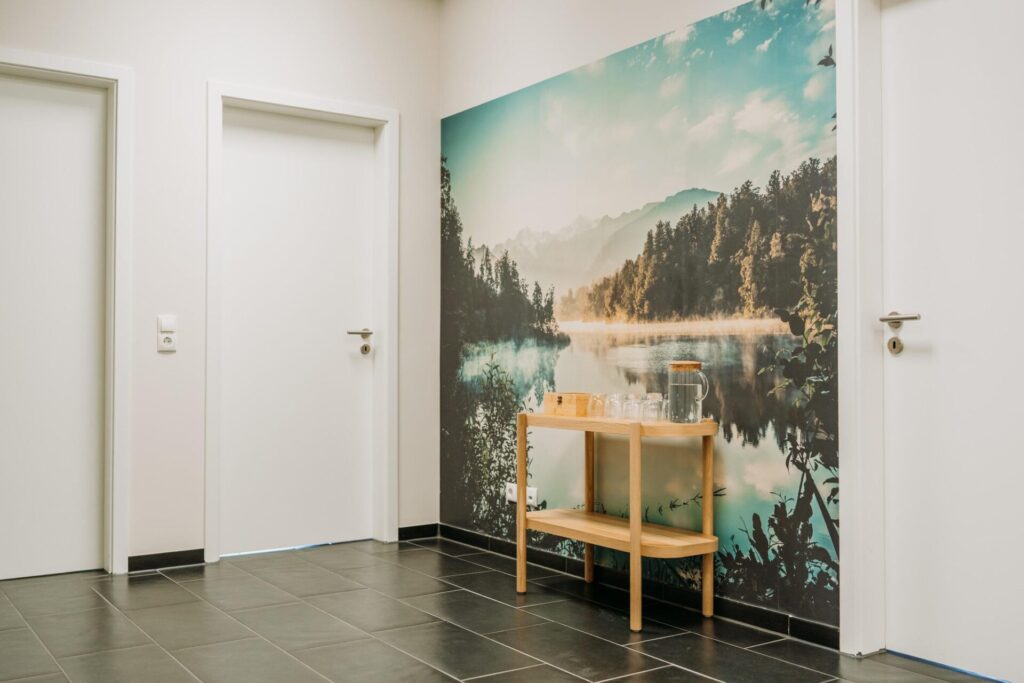 Wasser- und Teetheke im Wartebereich