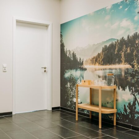 Wasser- und Teetheke im Wartebereich