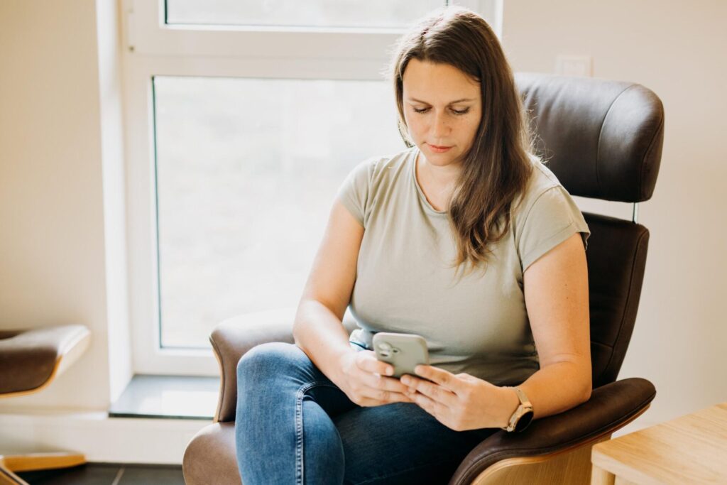 Dana Kaspar schaut auf ihr Smartphone