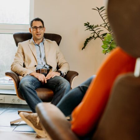 Psychotherapeutin Dana Kaspar im Gespräch mit einem Patienten