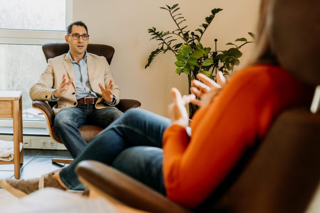 Psychotherapeutin Dana Kaspar im Gespräch mit einem Patienten