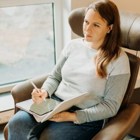 Dana Kaspar hört konzentriert zu und macht Sitzungsnotizen auf einem IPad