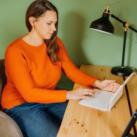 Dana Kaspar mit Laptop am Schreibtisch