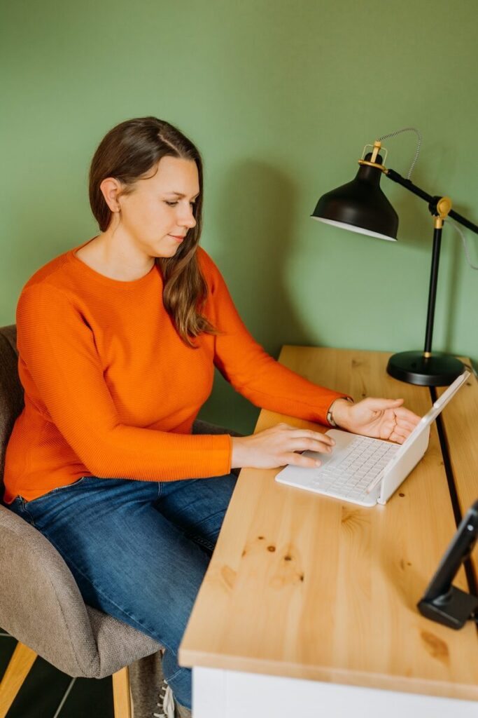 Dana Kaspar mit Laptop am Schreibtisch