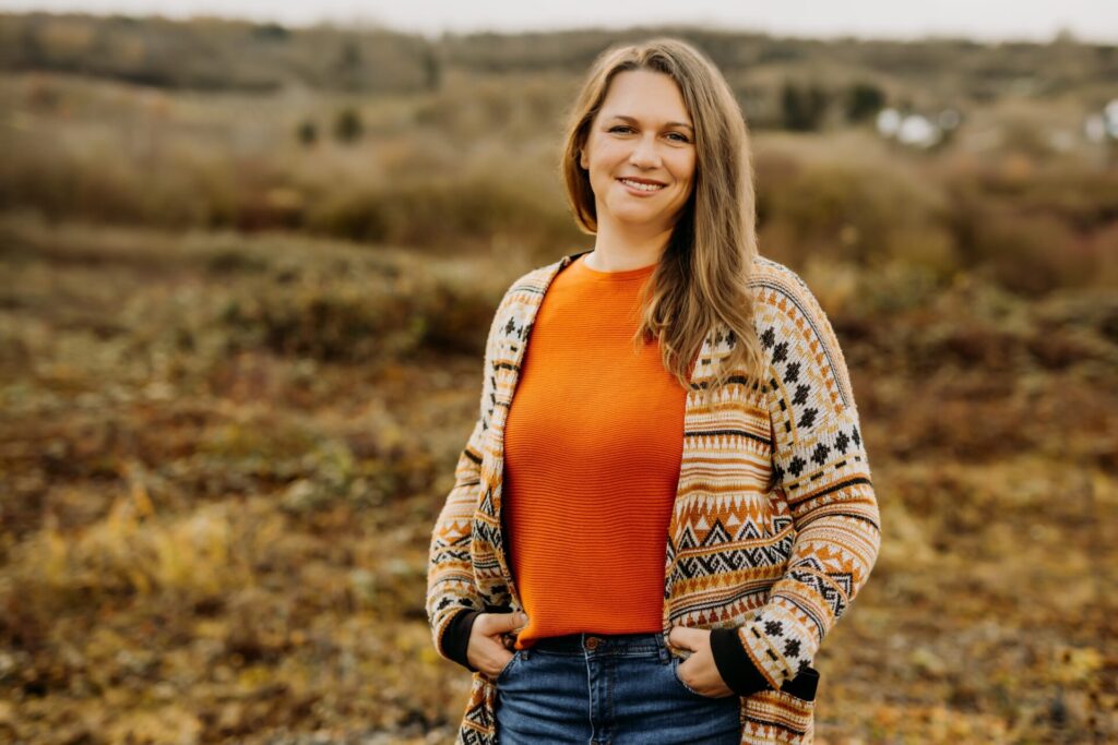 Portait von DAna Kaspar in der herbstlichen Natur