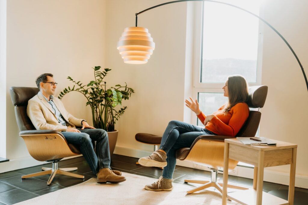 Therapiesitzung Psychotherapie in einem hellen, freundlichen Raum